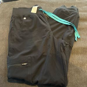 Black womens Figs scrub pants. Worn only one time